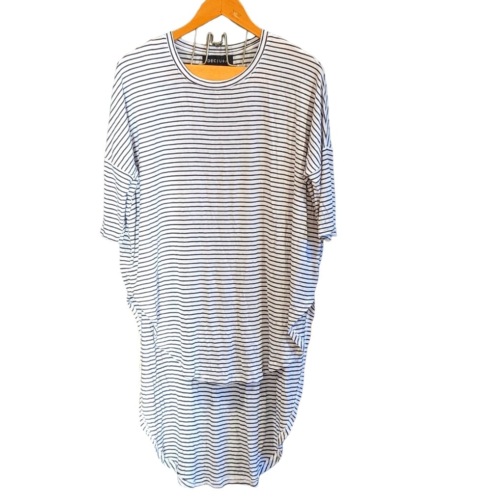 DECJUBA Striped Tail Hem T-Shirt Size M/L High Low Curved Hem